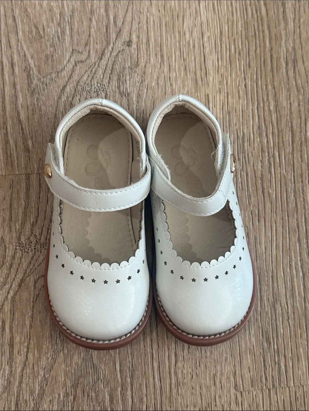 Classic White Mary Jane Kids Shoes with Scallop Detail
